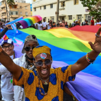 Comunidad LGBT celebra en Cuba matrimonio igualitario con la conga del orgullo