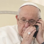 El papa usa teléfono celular en medio de audiencia, recibe a sobrevivientes de abusos