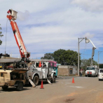 Continúan los trabajos de reparación de 23 postes de luz derribados por camión en Santo Domingo Este