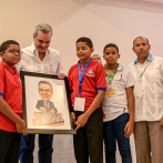 Presidente Luis Abinader recibe caricatura en Campeonato Continental de las Américas