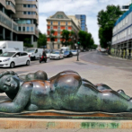 En la calle: escultura de mujer desnuda acostada
