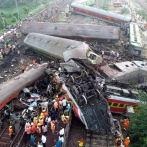 Las autoridades indias rebajan a 275 los muertos en el accidente de trenes