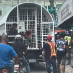 Migración cancela agente por niño en rejas de camión