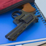 Detienen a estudiante de una secundaria de Florida por llevar pistola a escuela