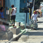 Residentes del sector 24 de Abril pasan penurias por falta de agua en la calle 