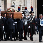 Miles de personas rinden un último homenaje a Berlusconi en su funeral en Milán
