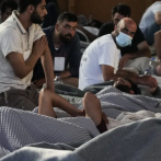 Migrantes duermen en buses y calles en una Nueva York sin camas disponibles