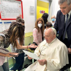 El papa visita a niños ingresados en oncología mientras se prepara para ser dado de alta