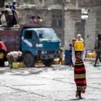 En Yemen, los niños van a buscar agua en lugar de ir a la escuela