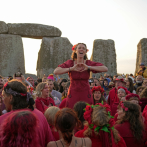 Miles de personas se reúnen en Stonehenge para ritual anual por solsticio de verano