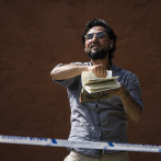 Un hombre quema páginas del Corán ante mezquita en Estocolmo