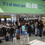 Miles de viajeros afectados por demoras en aeropuertos de EEUU rumbo a fin de semana festivo