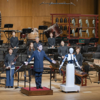 Un robot director de orquesta lleva la batuta en un concierto en Corea del Sur