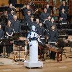 Un robot director de orquesta lleva la batuta en un concierto en Corea del Sur