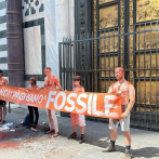 ¡Lo hacen de nuevo! Activistas se arrojan salsa de tomate frente al Baptisterio de Florencia