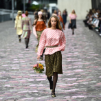 Flores y despreocupación en el desfile de Alta Costura de Chanel a orillas del Sena
