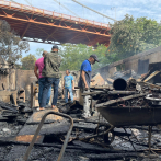 Un fuego destruye dos negocios en Santiago