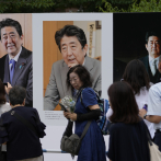 Japoneses rinden tributo a Shinzo Abe, un año después de su asesinato