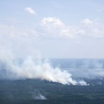 Relámpagos desatan más de 100 incendios forestales nuevos en Canadá