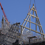 La reconstrucción de Notre Dame avanza, llegan nuevas vigas de madera