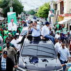 Leonel Fernández recorre calles junto a precandidatos de la Fuerza del Pueblo