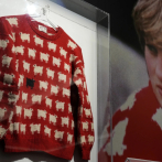 El icónico suéter de oveja negra de la princesa Diana podría alcanzar los $50,000 en una subasta
