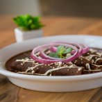 El mole, el plato que simboliza la fiesta y el mestizaje de los mexicanos se reinventa