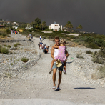 Incendio fuera de control obliga a evacuar a más de 30 mil de turistas en Rodas, Grecia
