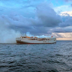 Un barco con casi 3.000 autos arde en el Mar del Norte cerca de un importante espacio natural