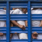 El Salvador pasa una ley para procesar en grupo a los pandilleros y aumentar las penas de cárcel
