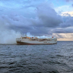 Barco con casi 3,000 autos sigue ardiendo en el Mar del Norte cerca de un importante hábitat
