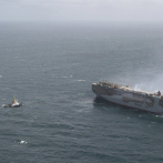Remolcan carguero en llamas a nueva ubicación en Mar del Norte