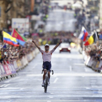 Van der Poel se proclama campeón mundial de ruta tras recuperarse de una caída