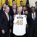 El presidente Biden recibe a los Astros de Houston y se identifica con la hazaña del manager Baker