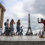 Un hombre salta en paracaídas desde la Torre Eiffel antes de ser detenido