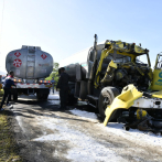 Choque de tanquero cargado de gasolina con camión de harina obstruye tránsito Baní-Azua