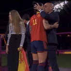 El polémico beso del presidente de la Federación Española a una jugadora