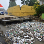 La basura afloró con la lluvia en las calles de la capital