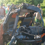 Rescatan familia que quedó atrapada en vehículo durante accidente en San Pedro de Macorís
