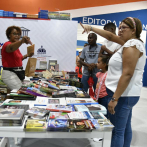 Vendedores de libros satisfechos con las ventas en la Feria del Libro
