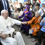 El papa se encuentra con la diminuta comunidad católica de Mongolia