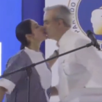 Raquel sube al escenario y besa a Abinader en pleno discurso reeleccionista