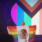 Critican a Christian Chávez por mostrar bandera de México con colores LGBT en concierto de RBD