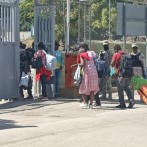 En Elías Piña permiten la salida de haitianos por una pequeña puerta fronteriza