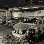 22 vehículos resultaron afectados tras incendio en parqueo de residencial en Santiago