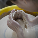 Hartos del estrés laboral, jóvenes chinos se mudan para hacer cerámica