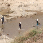 Extracción de arena en río Masacre por haitianos pone en peligro el afluente