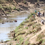 Haitianos depredan el cauce del río Masacre
