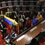 Presidente de Colombia envía escultura de la paz de Fernando Botero a capilla ardiente en su homenaje