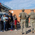 Policías “espantan” a migrantes en norte de México, mientras civiles les llevan alimentos
